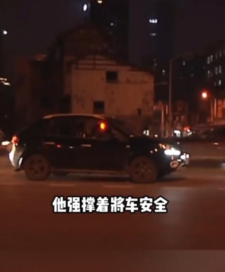 惊险！网约车司机突发重病，女乘客一把抢过方向盘，救回一条命！这事儿想想都后