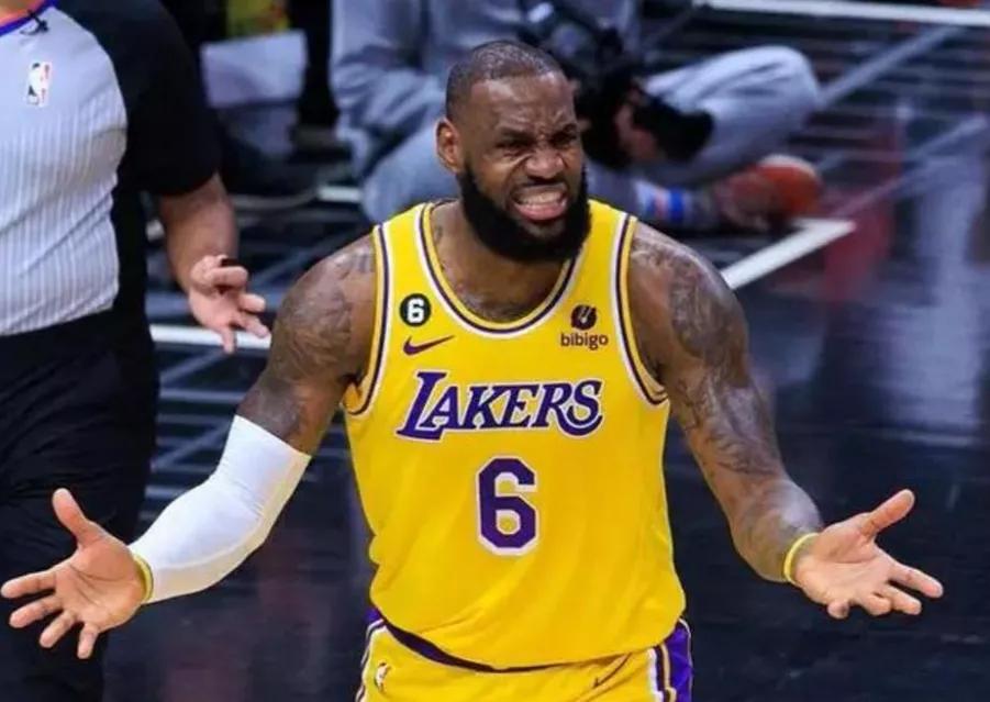 好家伙，勒布朗詹姆斯决定二的蝴蝶效应来了。玩炸了！被自家球迷告了！一位名叫安德鲁