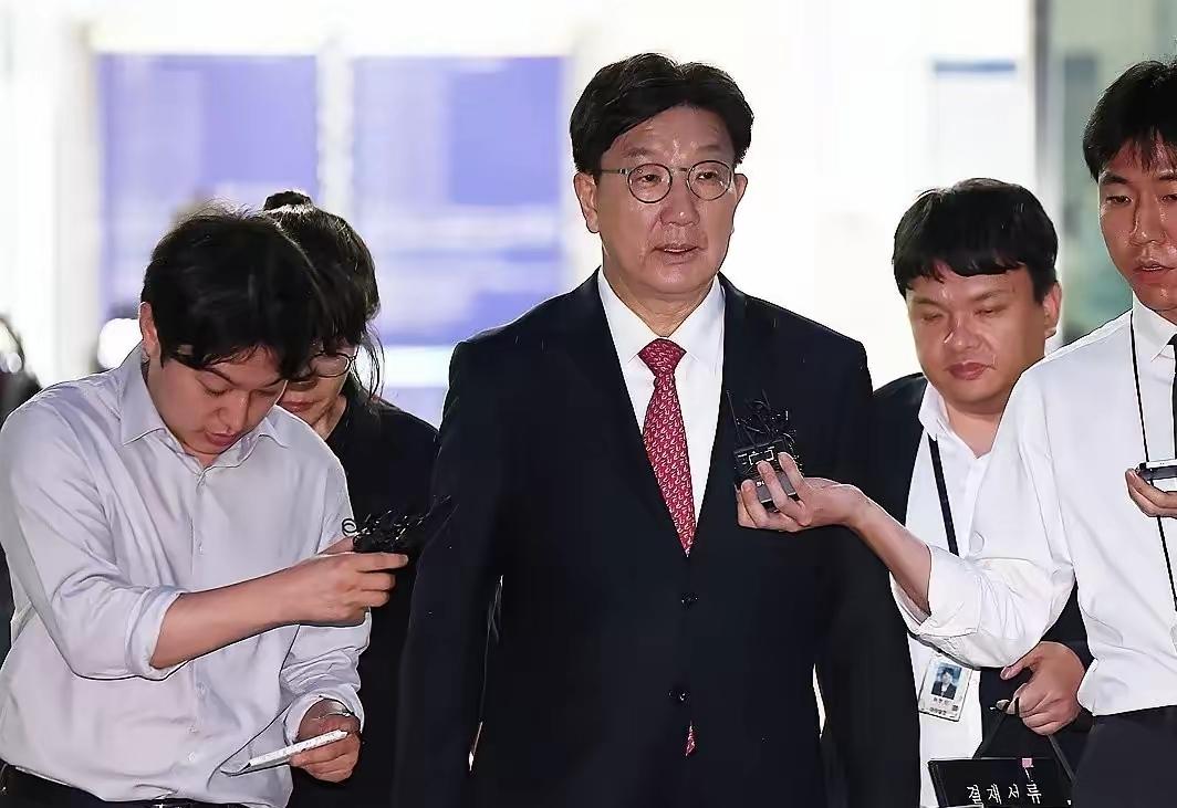 韩国共同民主党又对国民力量党实施了暴风骤雨般地袭击。这时候又有一名高官已经遭到了