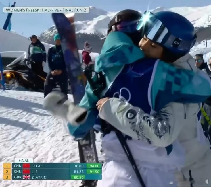 U型场地技巧决赛太紧张了！第二轮结束！第一谷爱凌！第二李方慧！第一拥抱第二，女孩