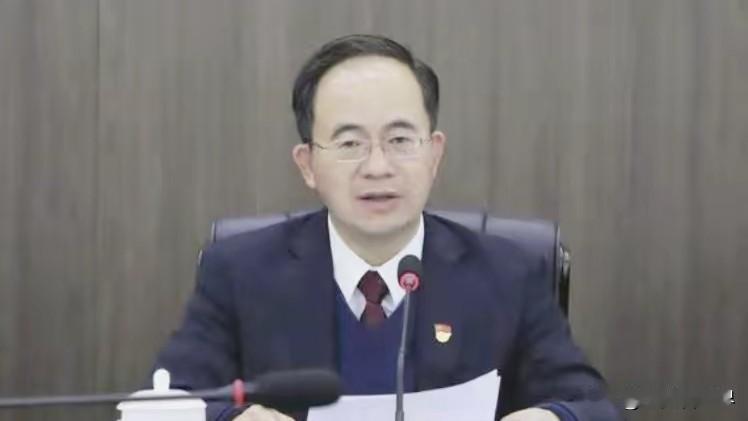 节前免职，节后被查，中间只隔了一个三天小长假。显然，在被免职之前，卢荣春就已经做