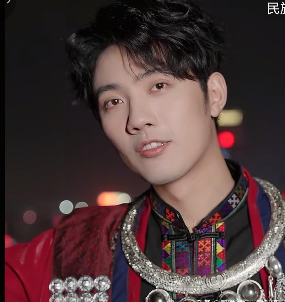 直播刚开，10万人眼睁睁看着，董宇辉就给鹏鹏撂下一句狠话。当时，鹏鹏穿着一身华