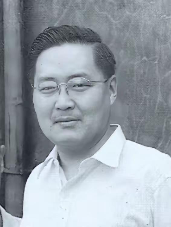 1928年，蒋介石北伐途经曲阜，专程参拜孔庙。时年九岁的衍圣公孔德成接待，蒋赞其