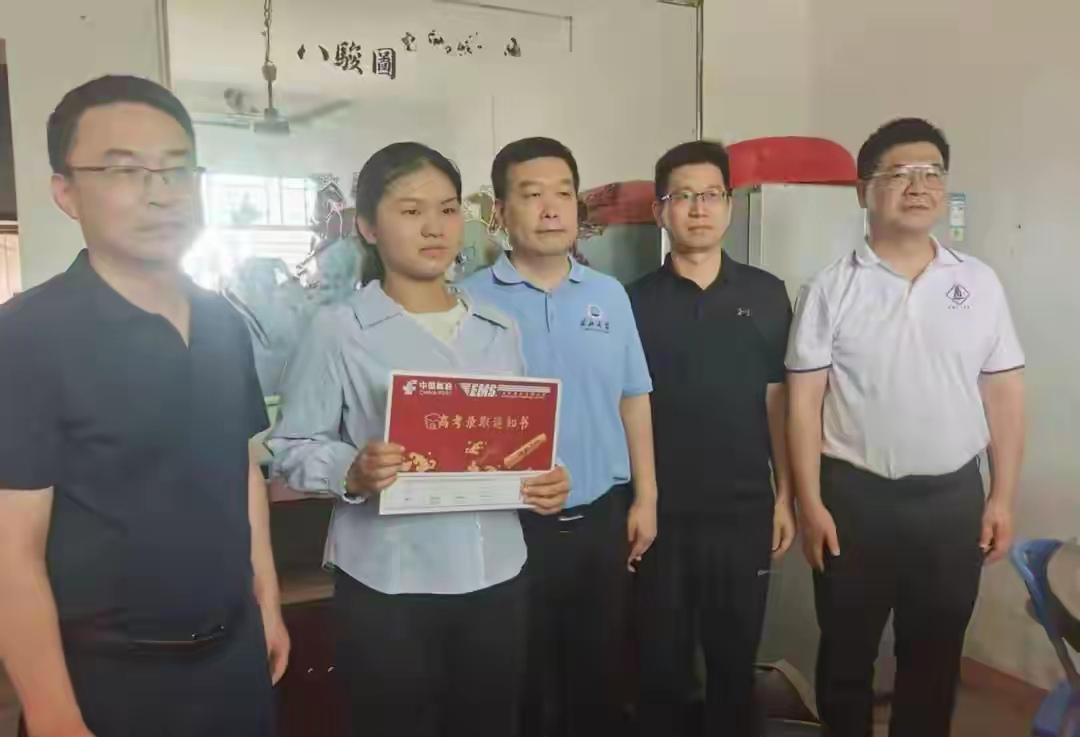 太苦了！爷爷早逝，父母离异，母亲不见踪影，爸爸2024年意外离世，2026年高考
