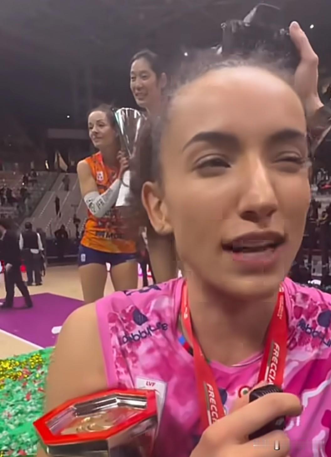 暖心一幕！科内利亚诺夺冠后，队员们都在纷纷排照庆祝胜利，轮到朱婷拍单人照片了，德