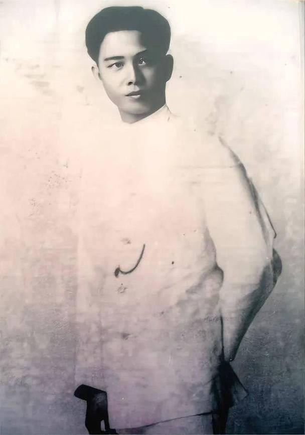 此人名叫施旦，是汪精卫的机要秘书兼情人，1938年汪精卫在越南公开投日后，她义无
