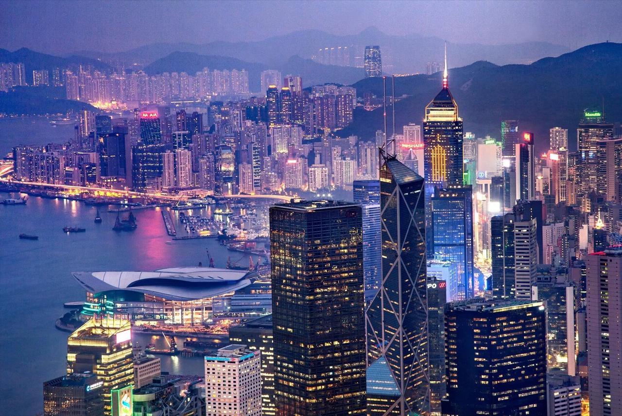 短短五年，香港和新加坡的经济差距被拉开了一大截。2019年香港GDP3660亿美