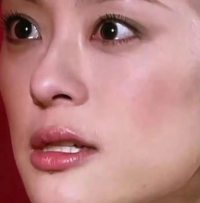 以前的剧真的没有什么滤镜，《甄嬛传》里连嬛嬛的唇毛都看得一清二楚