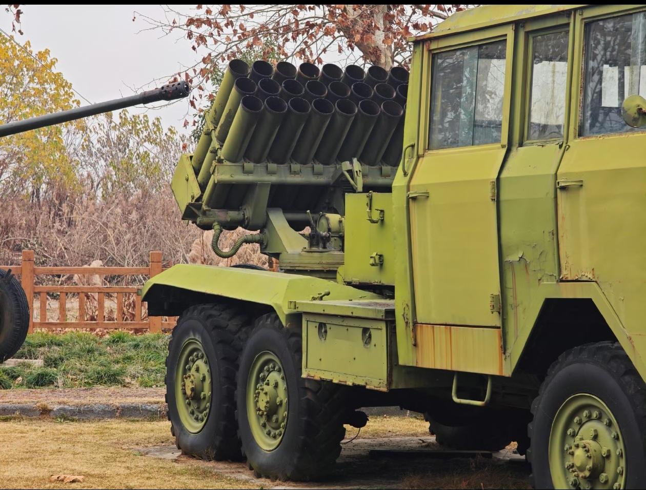 这是陆军的82式130毫米自行火箭炮，也就是63式130火箭炮的改进型，定向器从