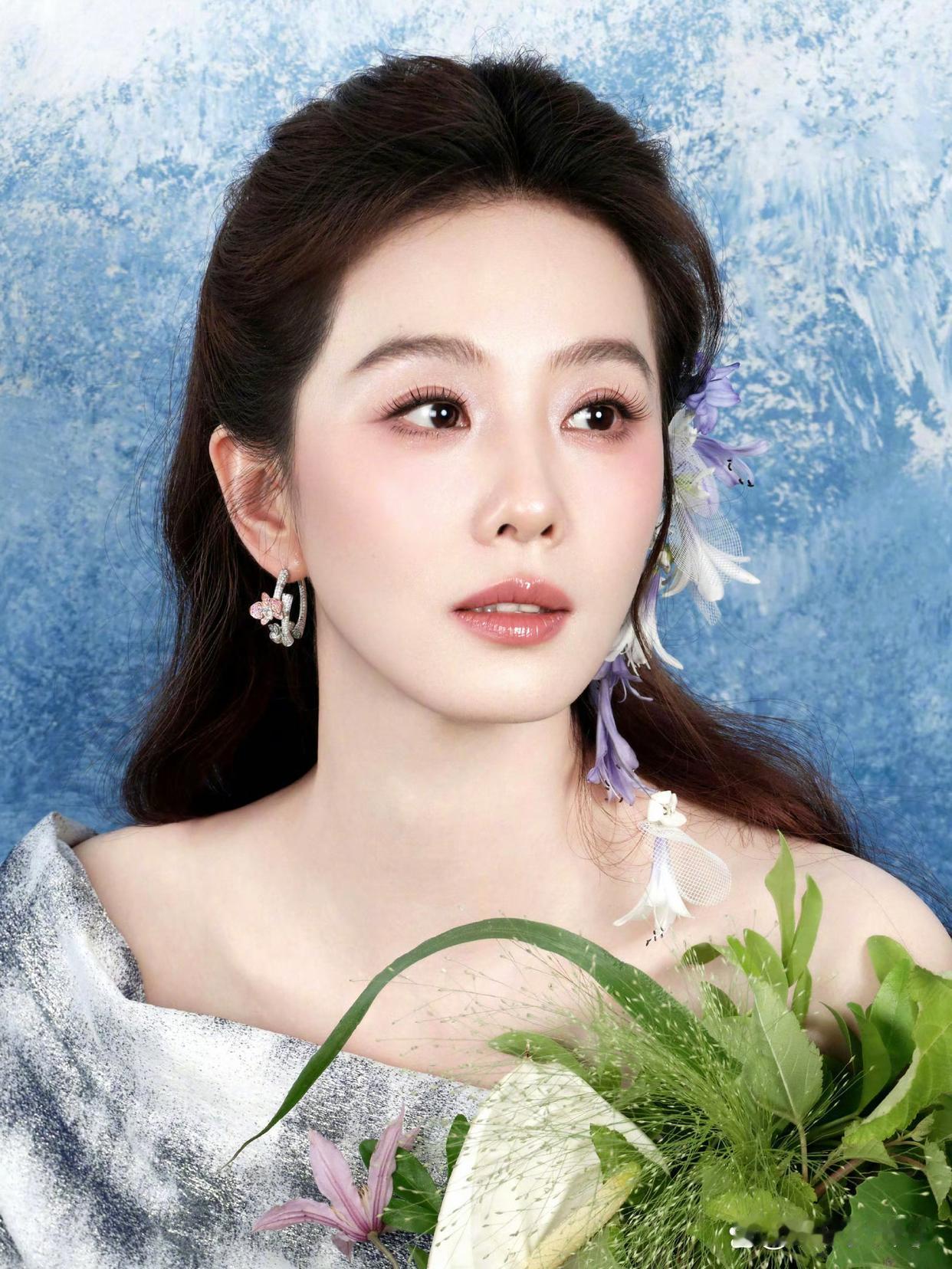 1.王俊凯的团队里有人再次倒卖行程，那些私生得知消息直接躲进车子后备箱，还放跟踪