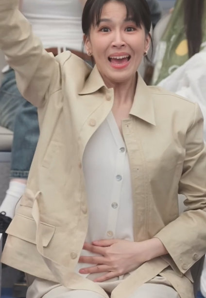 曾沛慈超强隐私意识谁看了不夸曾沛慈，专注应援也不丢肚脐防护，隐私意识拉满，小动