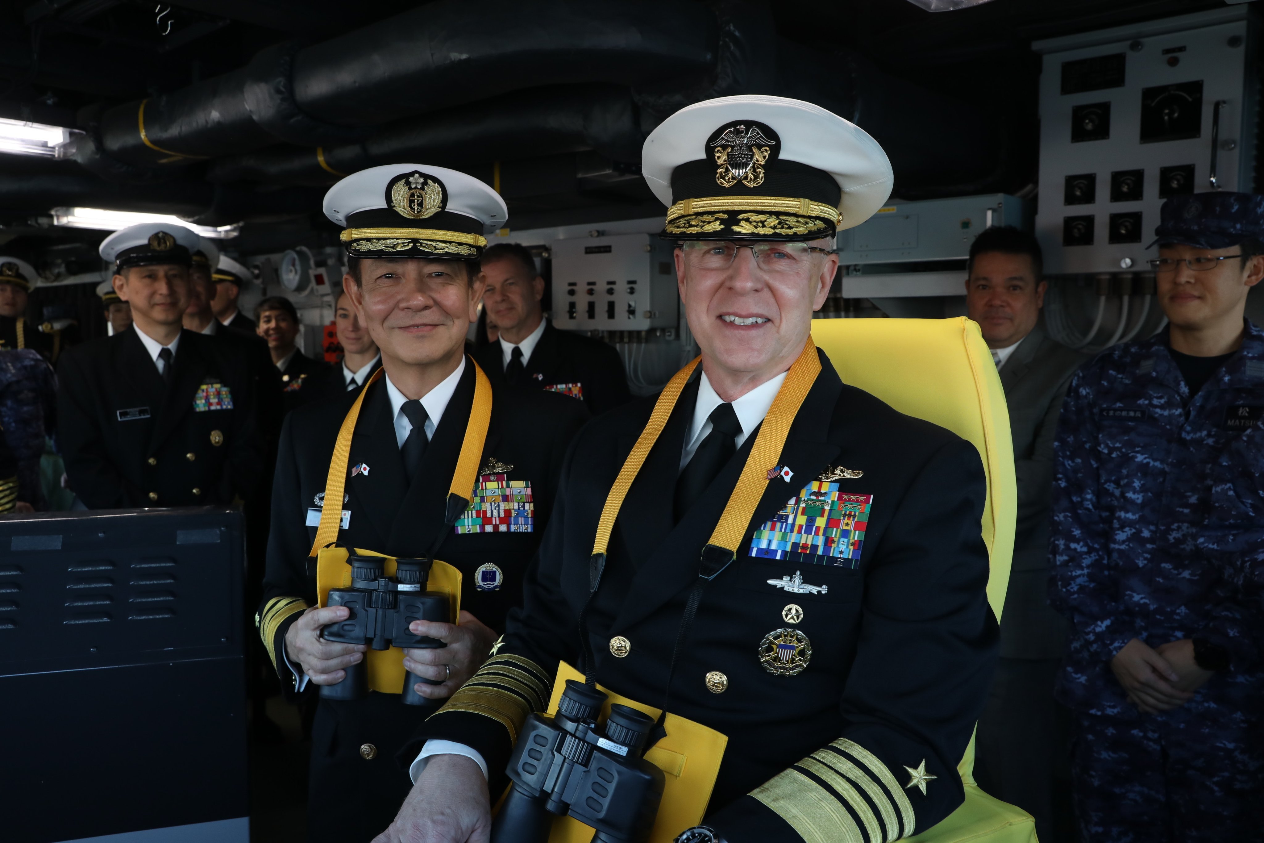 美帝一等人作战部长参观FFM-2“熊野”