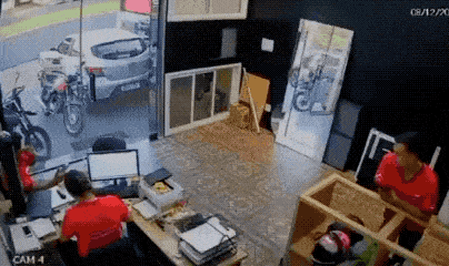 红衣小伙这反应挺快