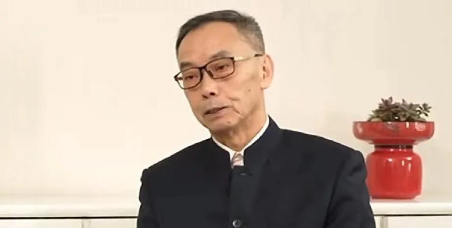 有多少人被何教授删除了评论？何教授在评论区回复网友还表现的非常坦然，似乎更愿意以