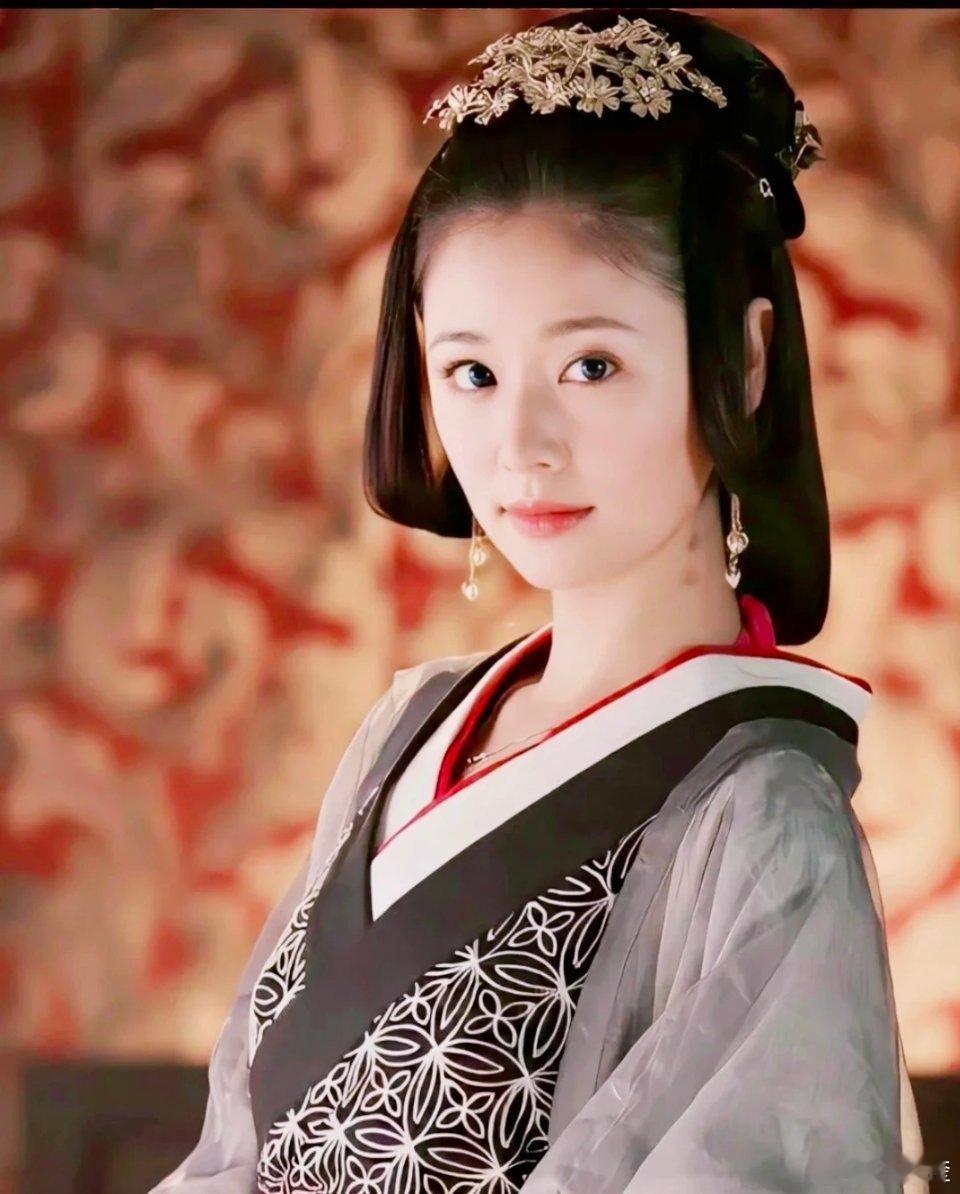 林心如演的窦漪房，按现在的话说，就是一只垂耳兔。看着软乎乎的，耳朵垂下来，安安静静蹲在那儿，谁看了都