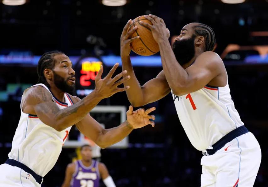 哈登估计要气的睡不着了他怎么都没想到身边到底是一群什么队友，客场对阵湖人，是