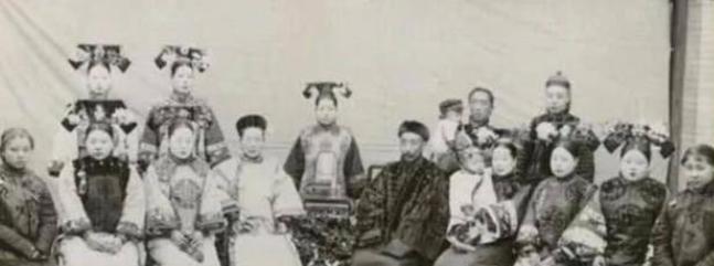 1916年，袁世凯忙着登基当皇帝，他的三女儿袁静雪后来写回忆文章，说出了他一个特