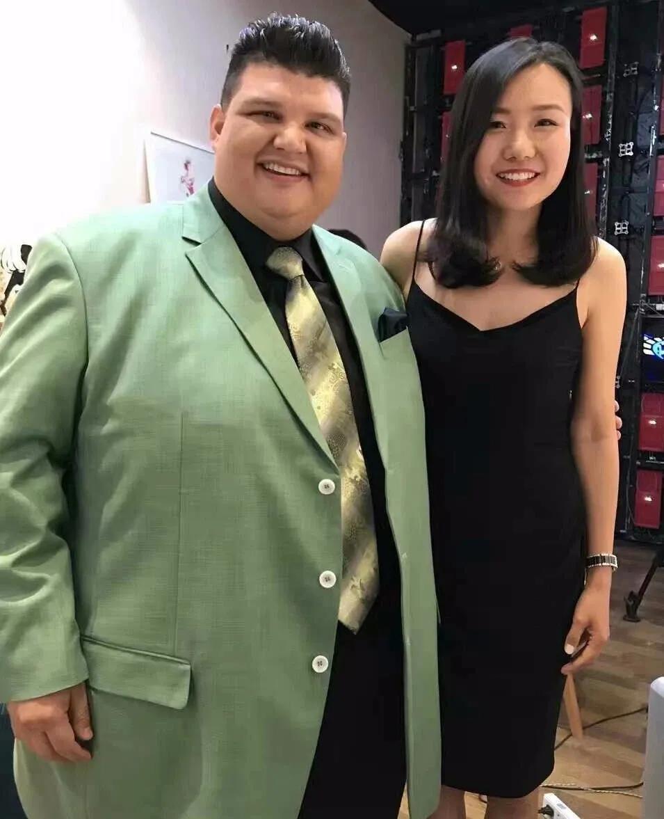 2010年，黑龙江独生女瞒着父母嫁给美国400斤胖子，女孩父亲得知，怒扇