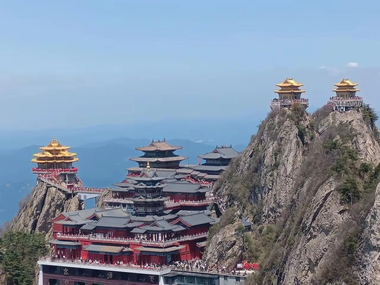 这是一位网友五一去老君山旅游拍下的照片，把图片放大一看，好家伙，从照片中看，是凡