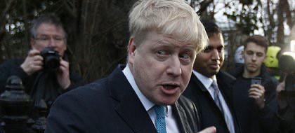 搞事情！据英国《每日邮报》一篇报道称，英国前首相约翰逊表示，目前乌克兰大部分土地