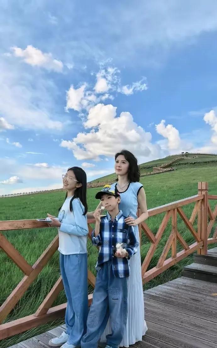 金巧巧携子女出游，50岁的辣妈状态惊艳，肌肤紧致、气质优雅，丝毫不见岁月痕迹，宛
