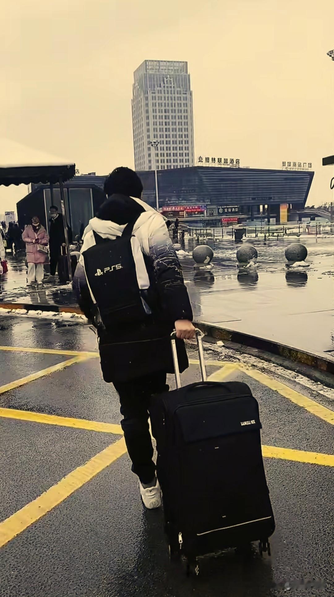 正月初六返程：一边是逃离，一边是牵挂正月初六，又到了一年一度的返程高峰。