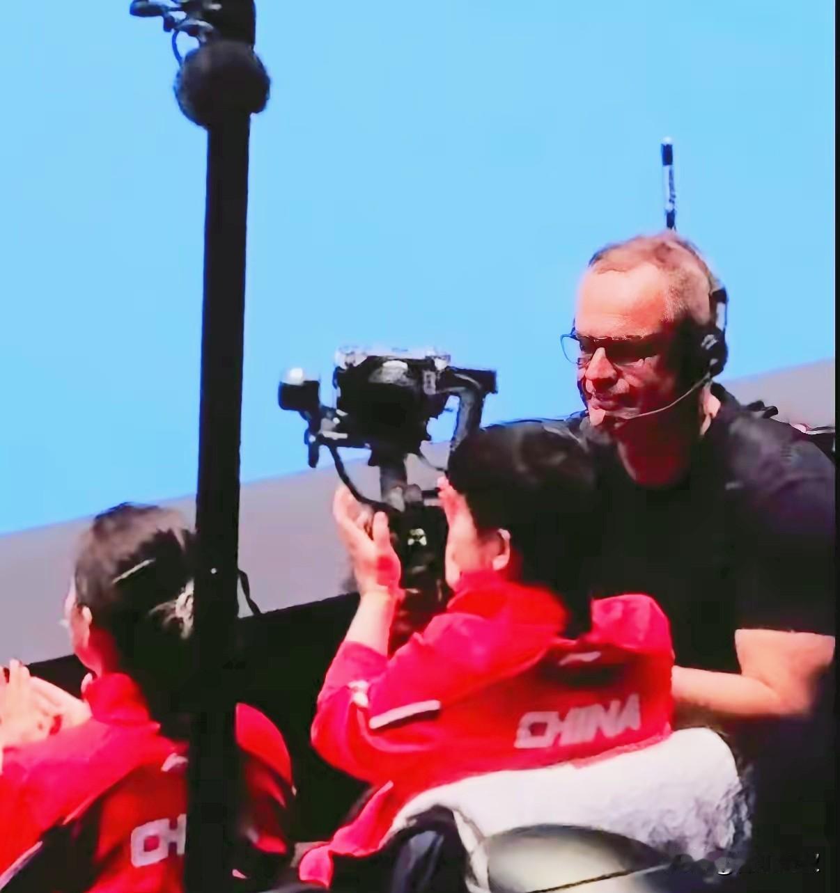 怪不得孙颖莎昨天留出这么多照片？原来有个摄影师专门对着国乒拍！看到莎莎的成片