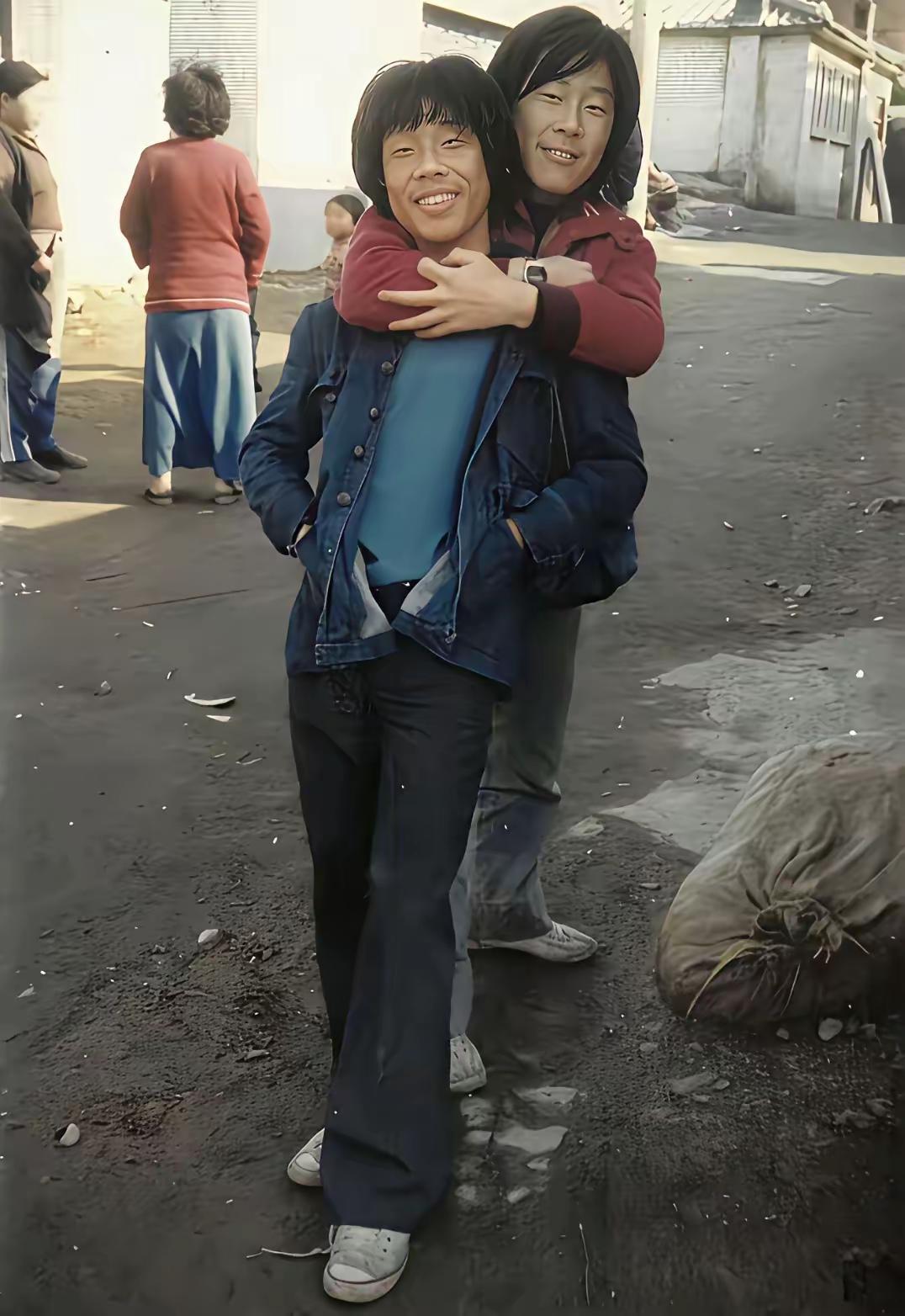 谁能想到，1980年这个和工友并肩、笑容爽朗的毛头小子，如今竟登上了韩国总统的宝