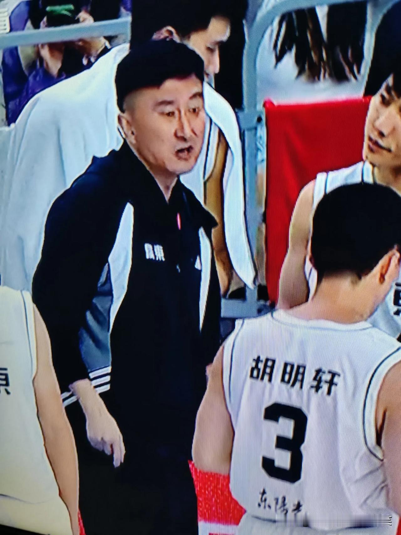 杜锋笑了，广东大胜辽宁男篮后，终于能与浙江争夺全运会这个很有分量的冠军！