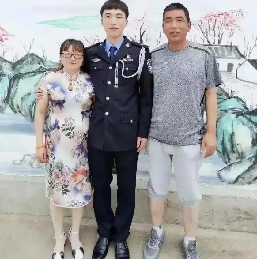 江苏一女子，儿子因公牺牲，她伤心欲绝，每天以泪洗面，2022年一天，她在商场，突然看到儿子身影，她心
