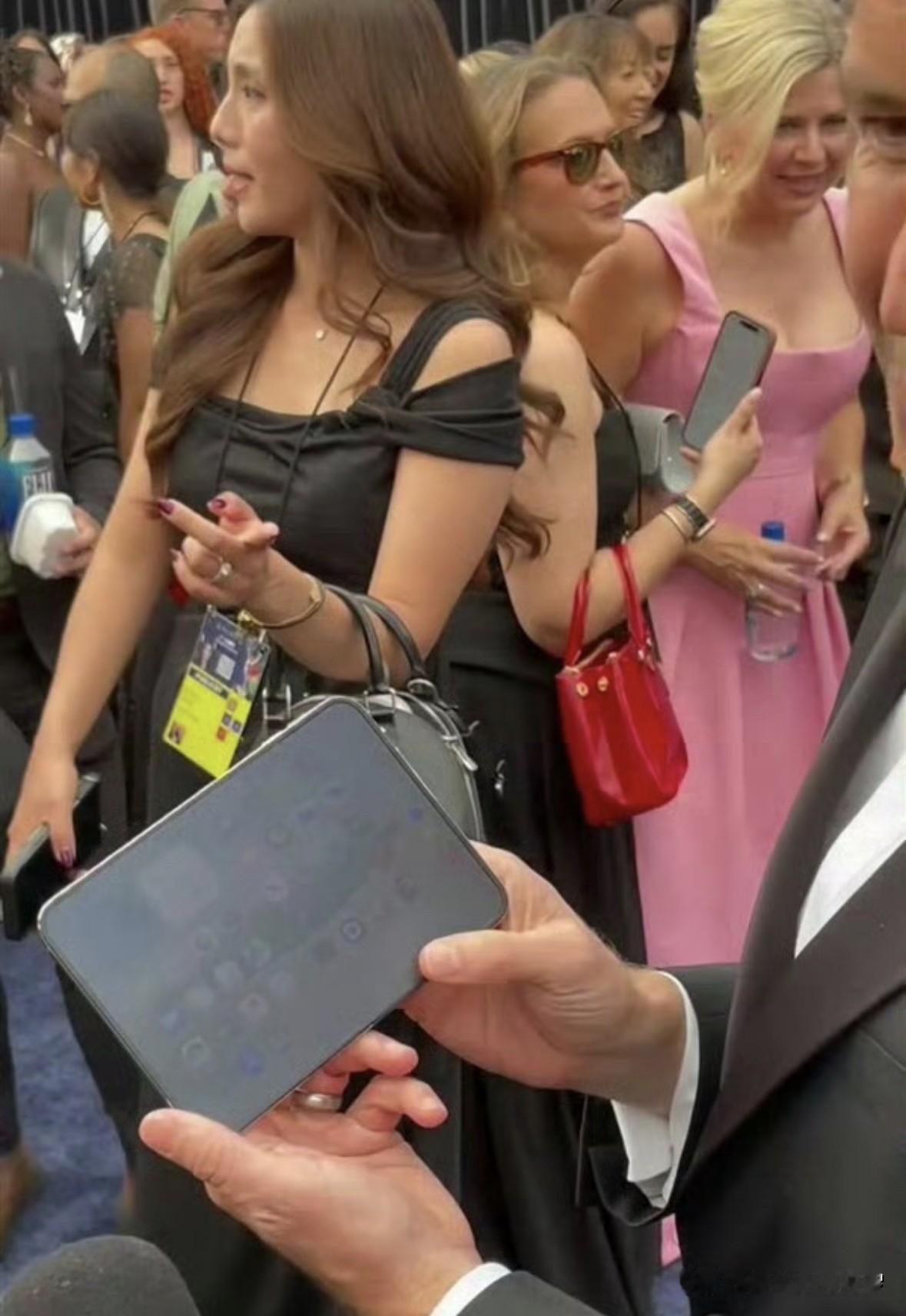 苹果CEO展示iPhoneDuo，没想到大翻车太好笑了！苹果CEO亲自“黑