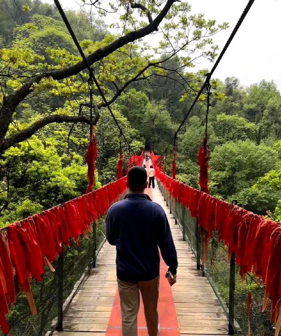 有人说：能吃到的都不是直男我见过最离谱的直男行为是吃东西必须搞点仪式感上次聚