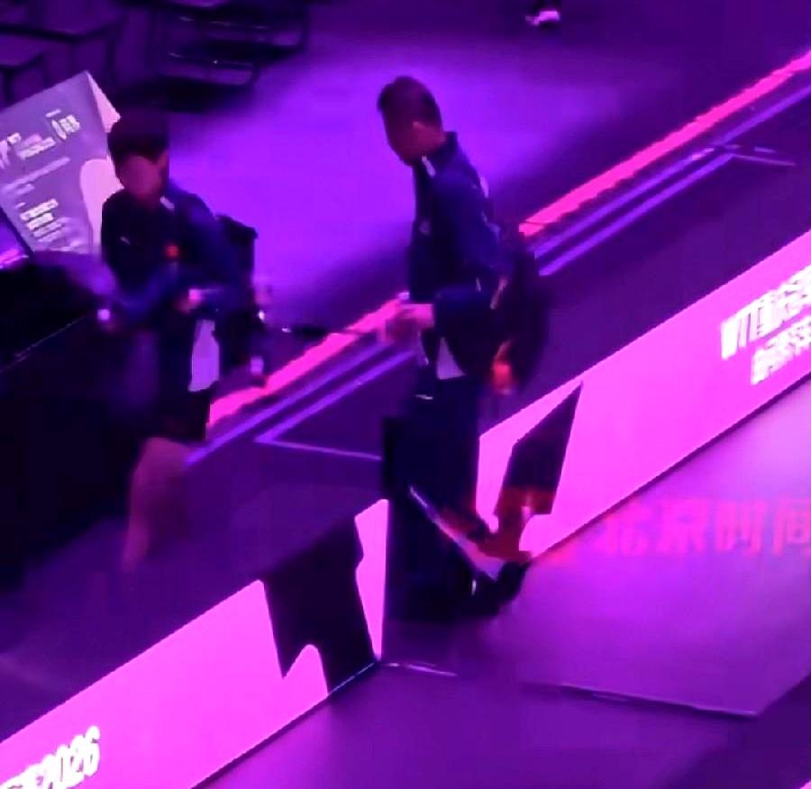 王曼昱0比3爆冷输日本丢6年连胜，马琳在场边的动作我反复看了十遍。她走回场边