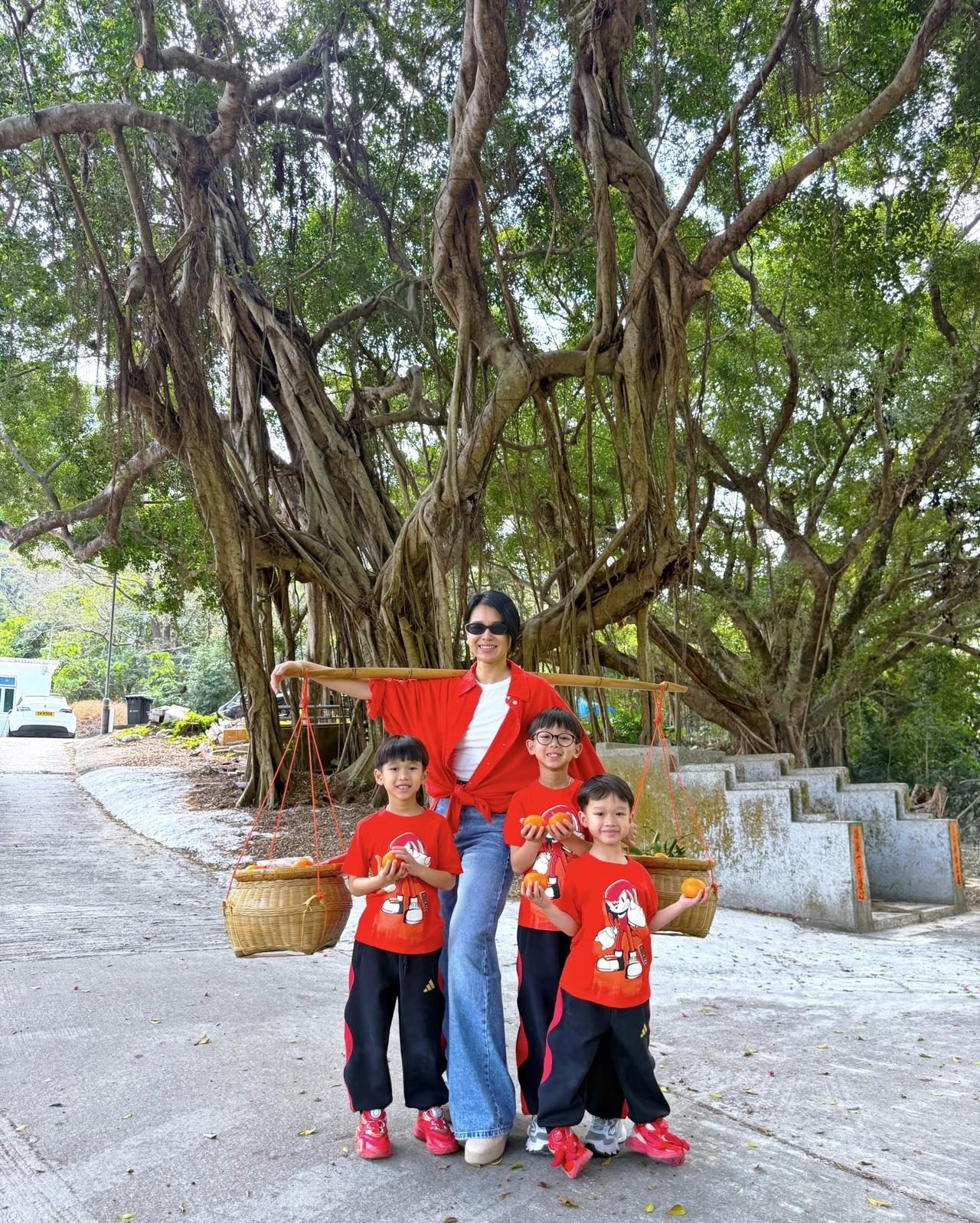 胡杏儿晒出的广版年夜饭真的太正宗了，特别是最前面这盘白切鸡，标准的粤菜，而且有鸡
