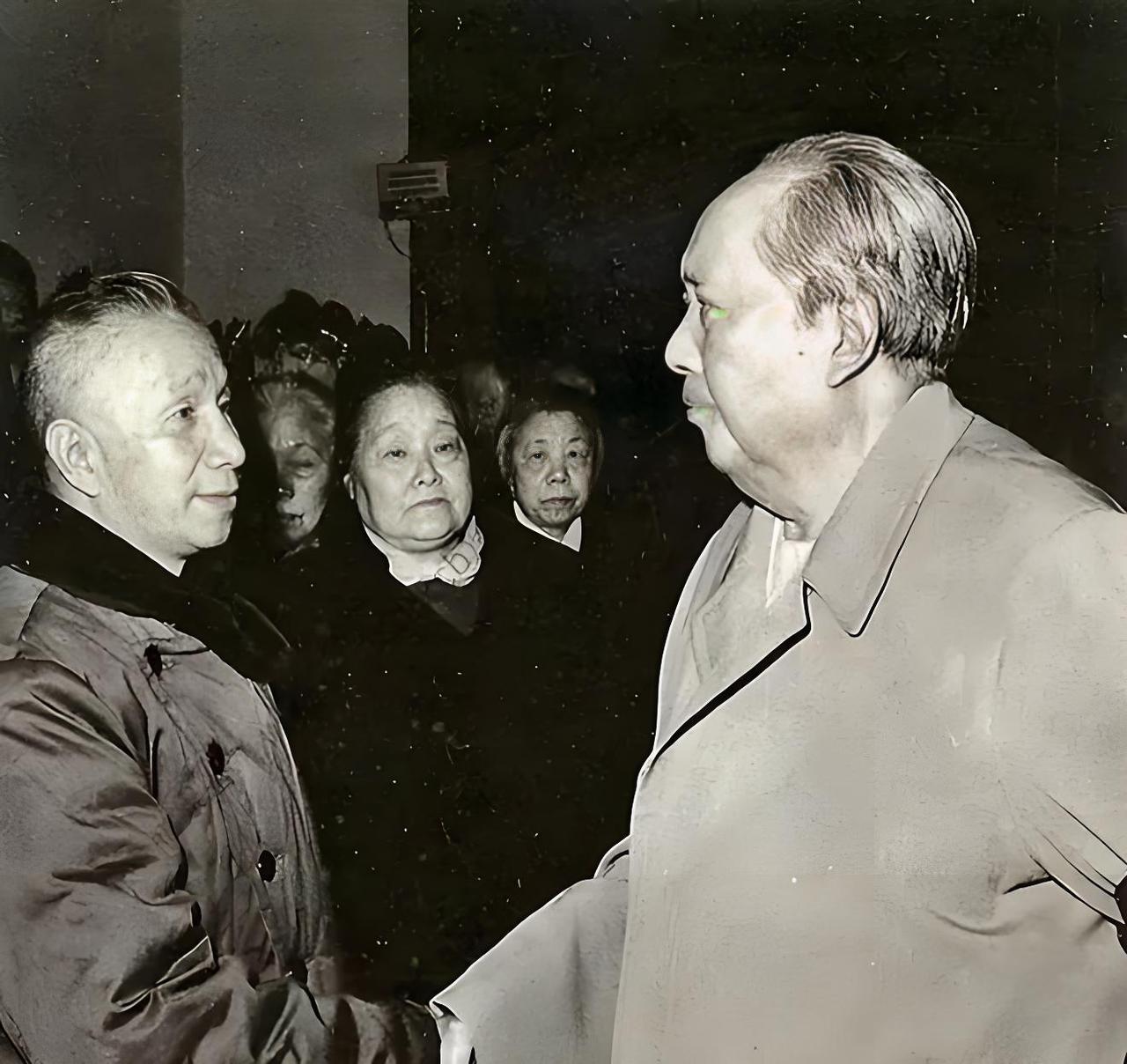 聊起粟裕大将，很多人都会想到1958年北京那个会。他拿着发言稿站在那儿，下面的掌