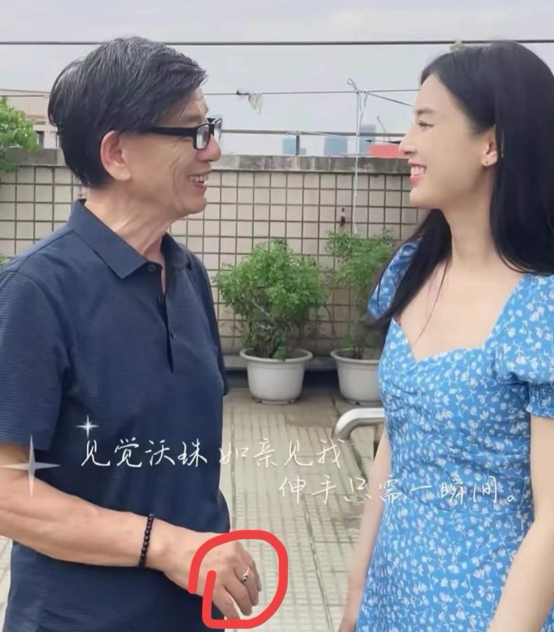 一直想不通黄圣依为啥离婚后要搬回娘家看了她爸爸才明白原来她的娘家才是“豪门”啊黄