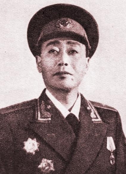 1956年，乡下的嫂子进城找开国少将刘其人，一见面就指了身后怯生生的小女孩，说：