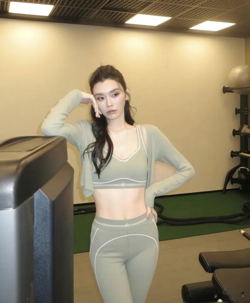 奚梦瑶二胎又是剖腹产，肚子上愣是没留一道疤。她自己在综艺里说过，做的腹膜外剖