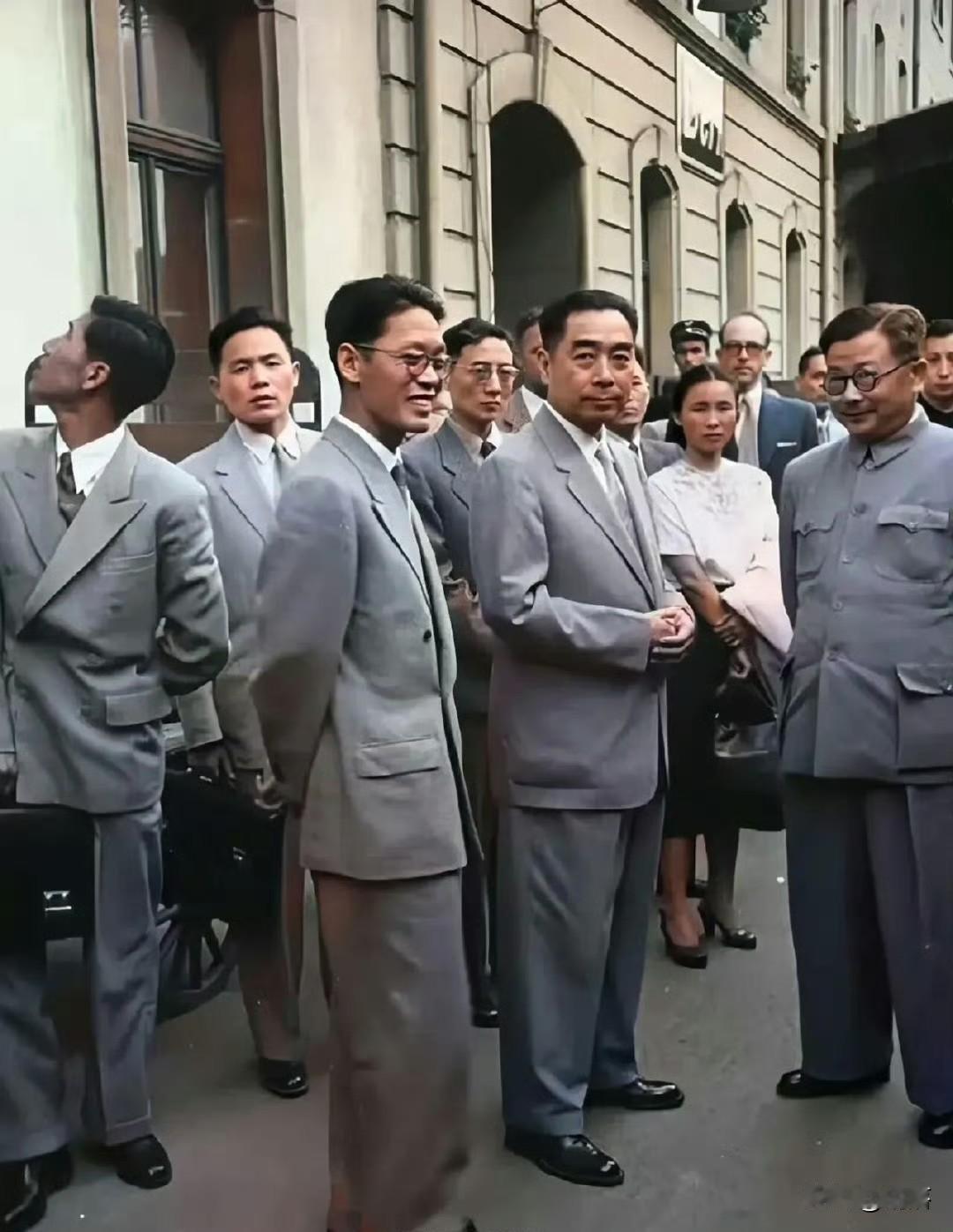 这是周恩来总理率领代表团于1954年参加瑞士日内瓦会议时拍摄的一张照片，这也是新