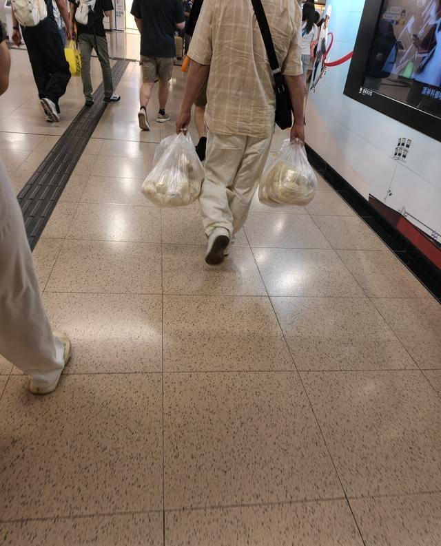 罗湖口岸看到一显眼包！老哥拎两大袋包子过关，蚌埠住了😂估计是被深圳包子香迷糊