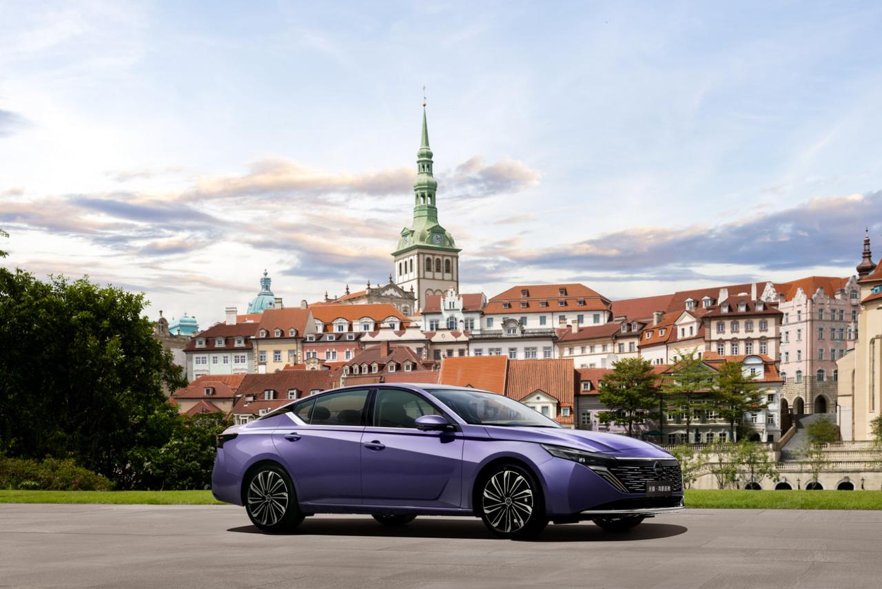 合资车找到新玩法了，日产天籁和鸿蒙座舱组CP，外观从轿车变轿跑，亚光灰和紫色新车