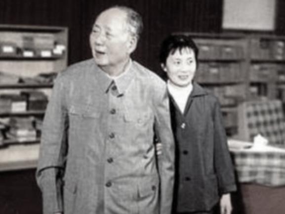 1974年底，81岁高龄的毛主席乘坐专列抵达湖南长沙，住进了省委九所，在这里度过