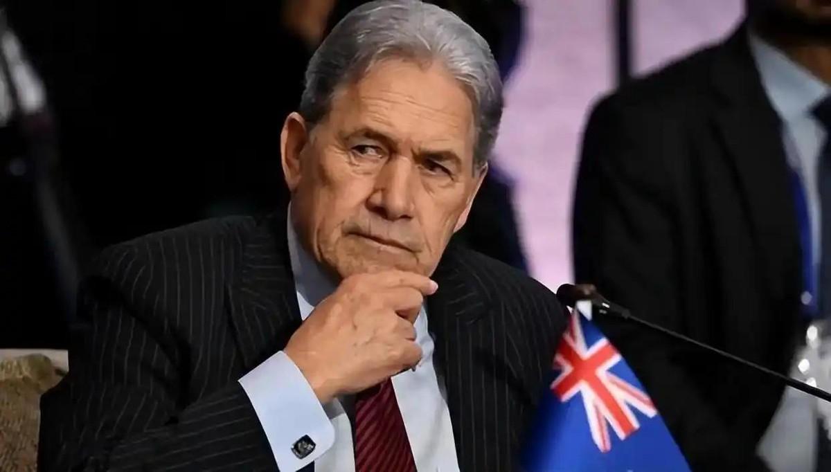 新西兰外长在议会喊一个华裔议员“滚回你的国家”。这话不是喝多了说的，是在正式场