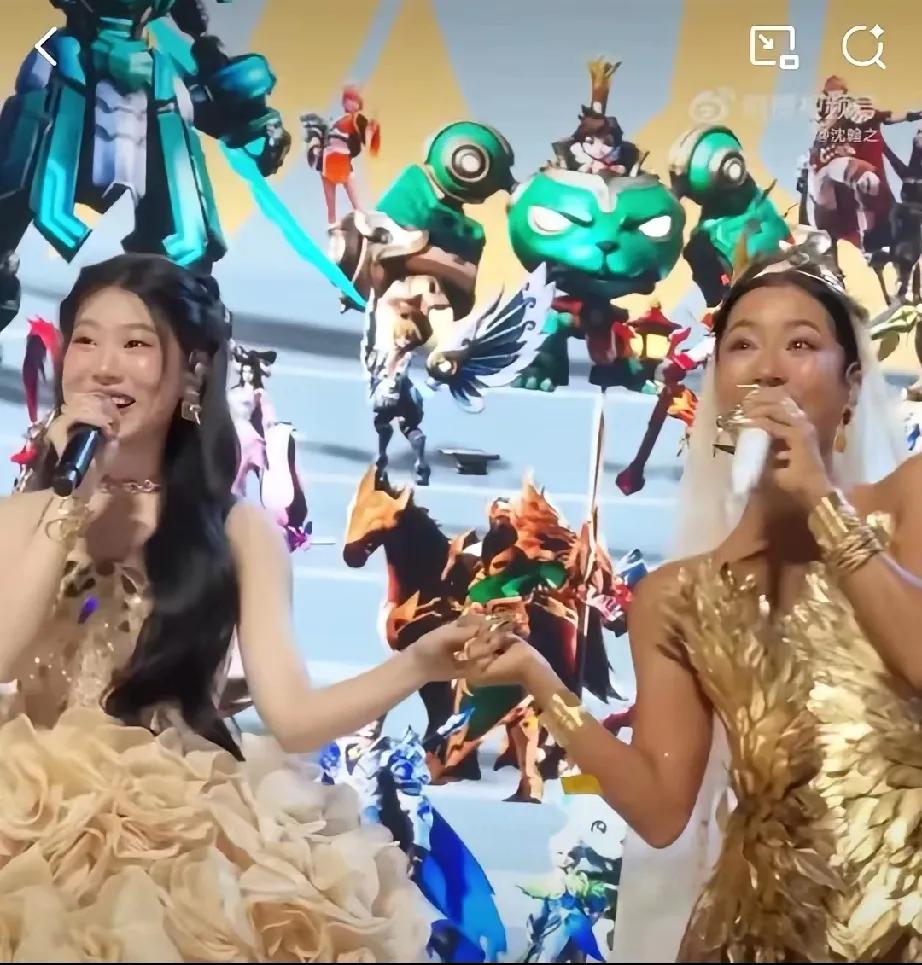 王者荣耀共创之夜炸翻啦！沈佳润和吉克隽逸联手合唱，直接开启视听双重暴击模式！一个