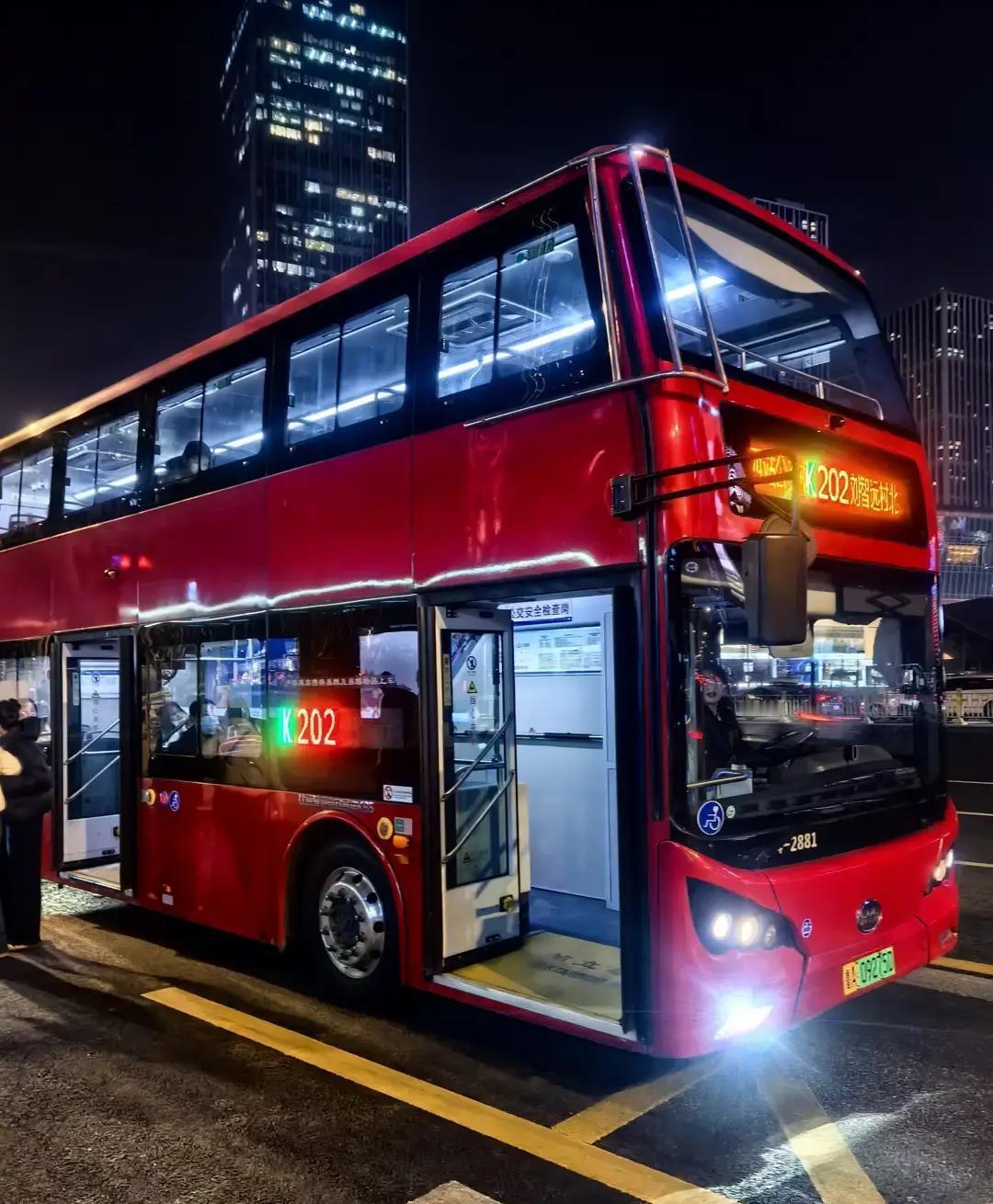 济南的朋友们估计都感觉到了，经十路总算不那么堵得慌了以前那个能把人挤成相片的2