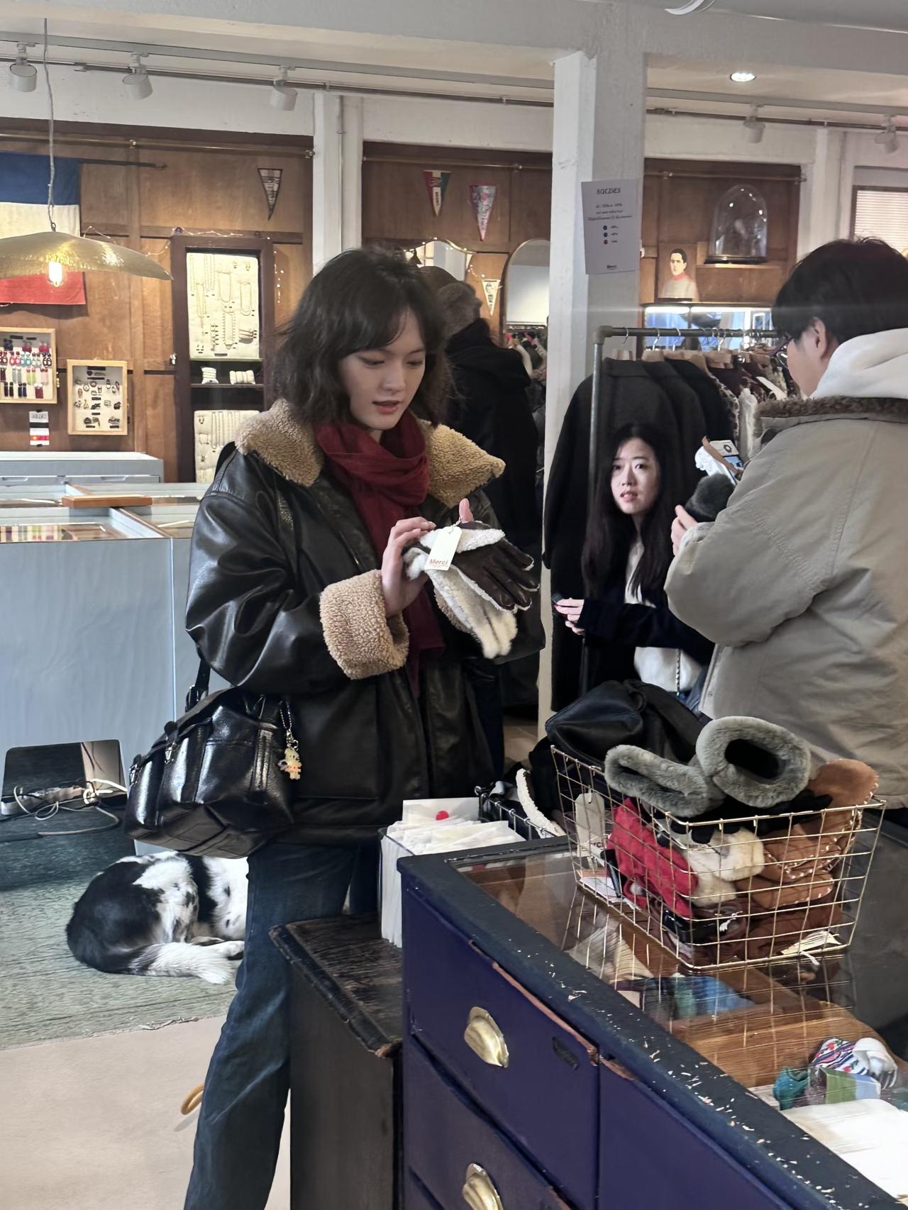 22岁文淇在巴黎一家商场购物被偶遇，她的打扮好时尚，看起来文艺气息满满！镜头感太