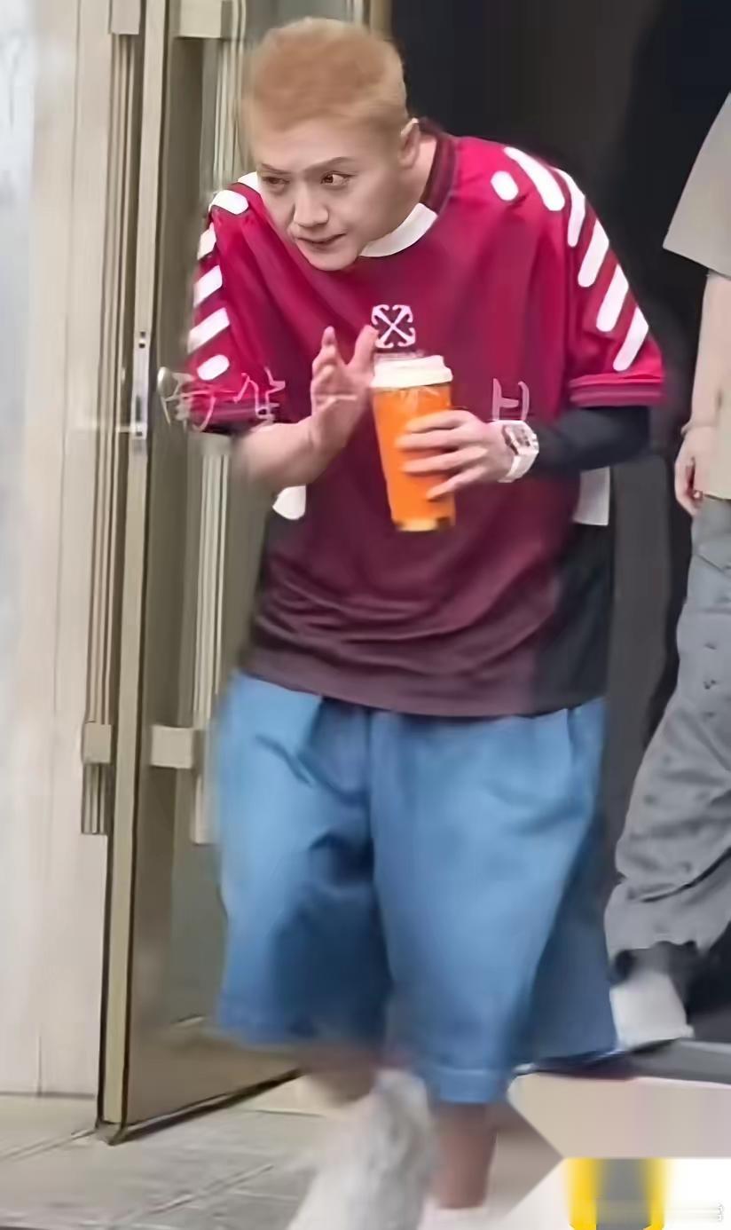 这是鹿晗？怎么变成了贾斯汀比伯？老实说，第一张图里的路人完美演绎了我的表情：这