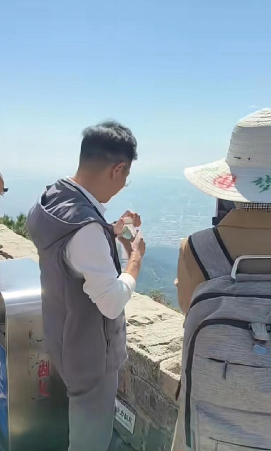 李律、付律会不会有一次擦肩而过？真巧，两个人都登泰山，有没有可能偶遇啊！李圣律