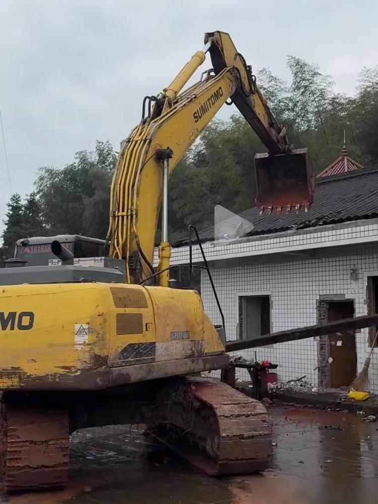 “农村四哥”把家里老房子拆了，本以为是博眼球，赚流量，还要让二老在外面过年。