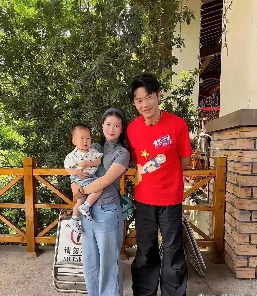 曾毅全家福太棒啦！画面超温馨，一家人其乐融融，这般美好场景真让人忍不住羡慕​​